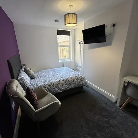 Ensuite Serviced Close To Bae *