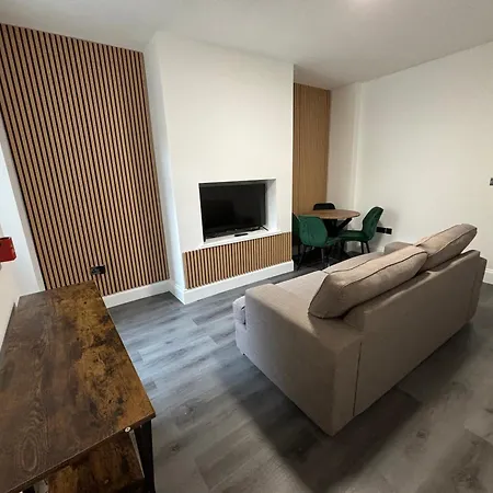 Ensuite Serviced Close To Bae Гостевой дом