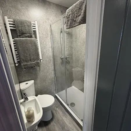 Гостевой дом Ensuite Serviced Close To Bae *